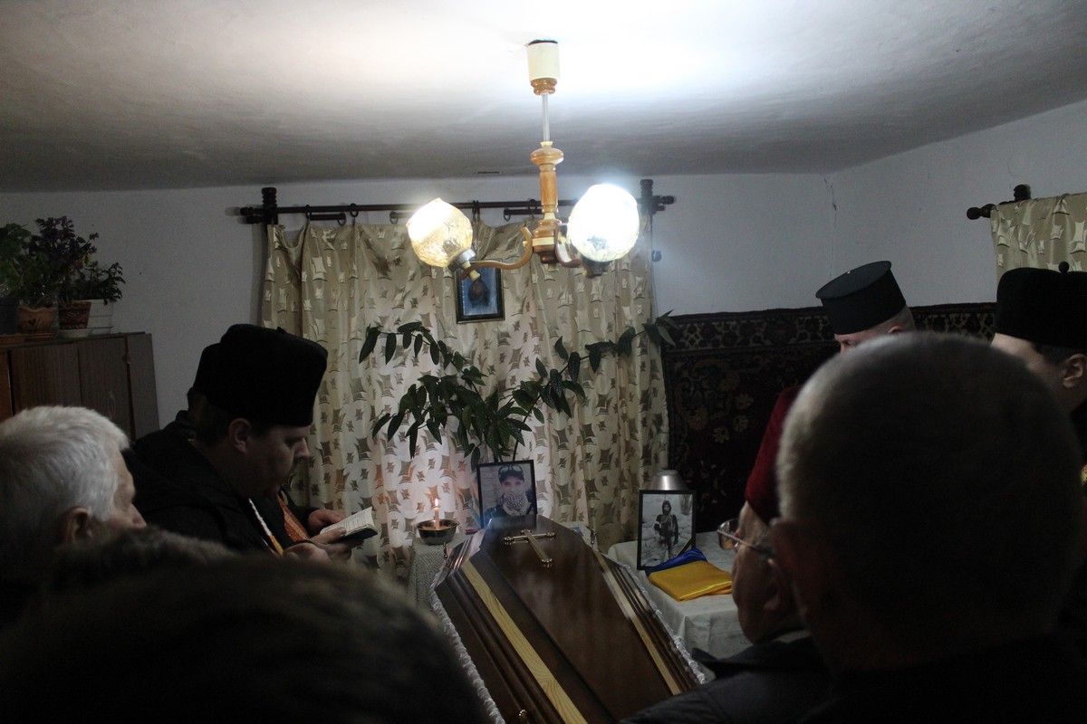 Делятинська громада на колінах зустріла скорботний кортеж з тілом Героя Артема Самойленка 6