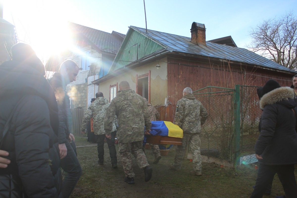 Делятинська громада на колінах зустріла скорботний кортеж з тілом Героя Артема Самойленка 5