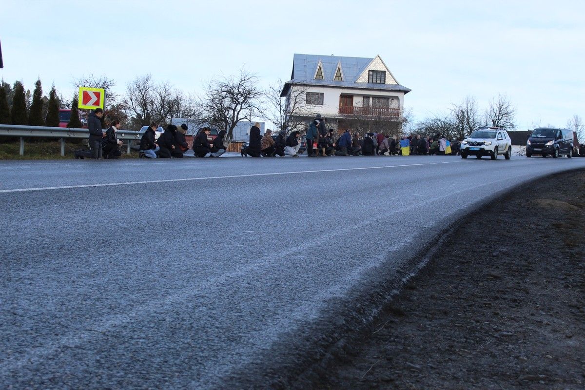 Делятинська громада на колінах зустріла скорботний кортеж з тілом Героя Артема Самойленка 1