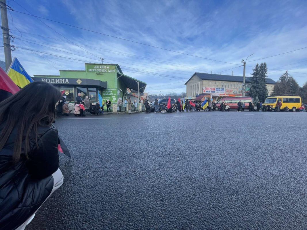 Делятинська громада на колінах зустріла скорботний кортеж з тілом Героя Артема Самойленка 2