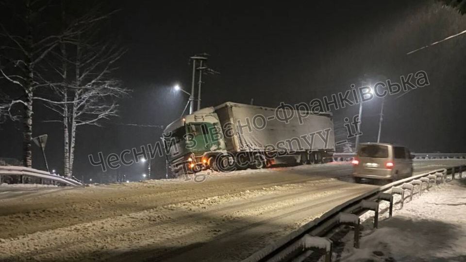 Фура злетіла з дороги в Яблуниці 1