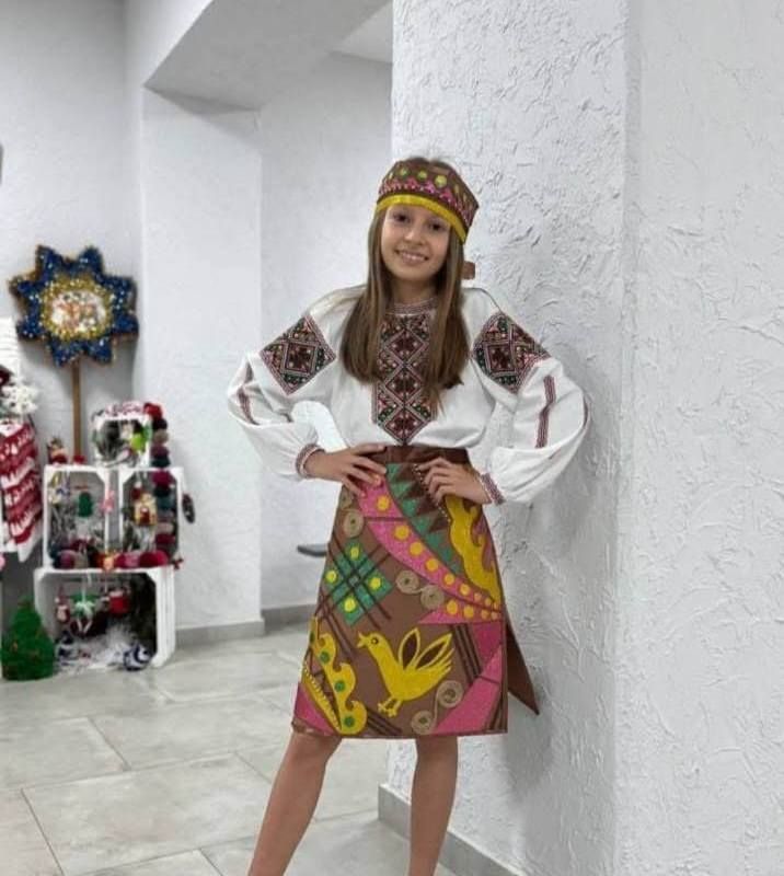 У Печеніжинській громаді учні виготовили неймовірні наряди з паперу. ФОТО 2