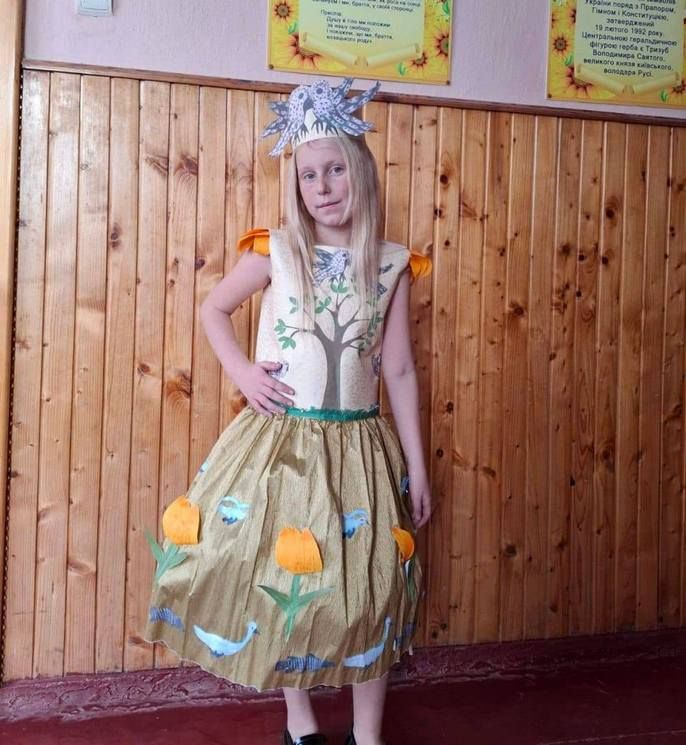 У Печеніжинській громаді учні виготовили неймовірні наряди з паперу. ФОТО 5