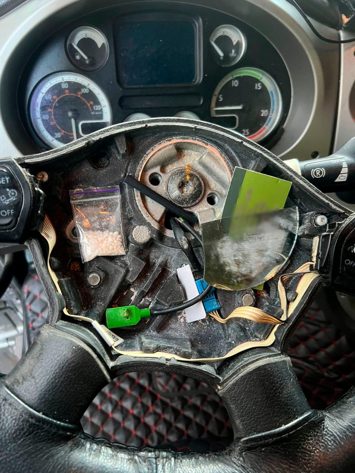 На кордоні службова собака виявила наркотики, заховані у подушку безпеки 1