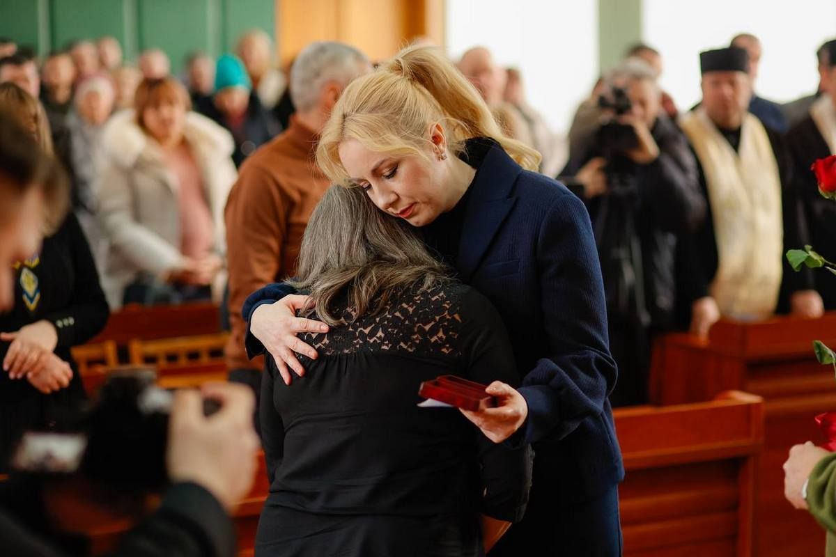 Рідним полеглих захисників з Надвірнянщини вручили державні та обласні нагороди 3