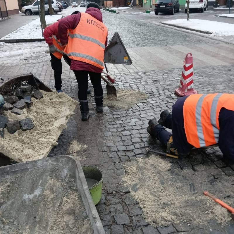 Знову й знову: комунальники вкотре перекладали бруківку на бульварі Лесі Українки 4