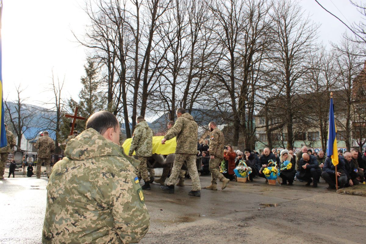 Верховинщина "на щиті" зустріла померлого військовослужбовця Ігора Терещенка 1