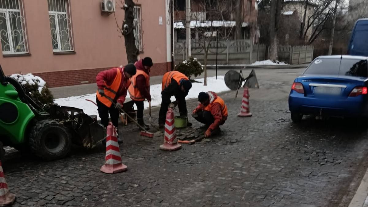 Знову й знову: комунальники вкотре перекладали бруківку на бульварі Лесі Українки 2