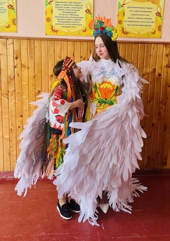 У Печеніжинській громаді учні виготовили неймовірні наряди з паперу. ФОТО 1