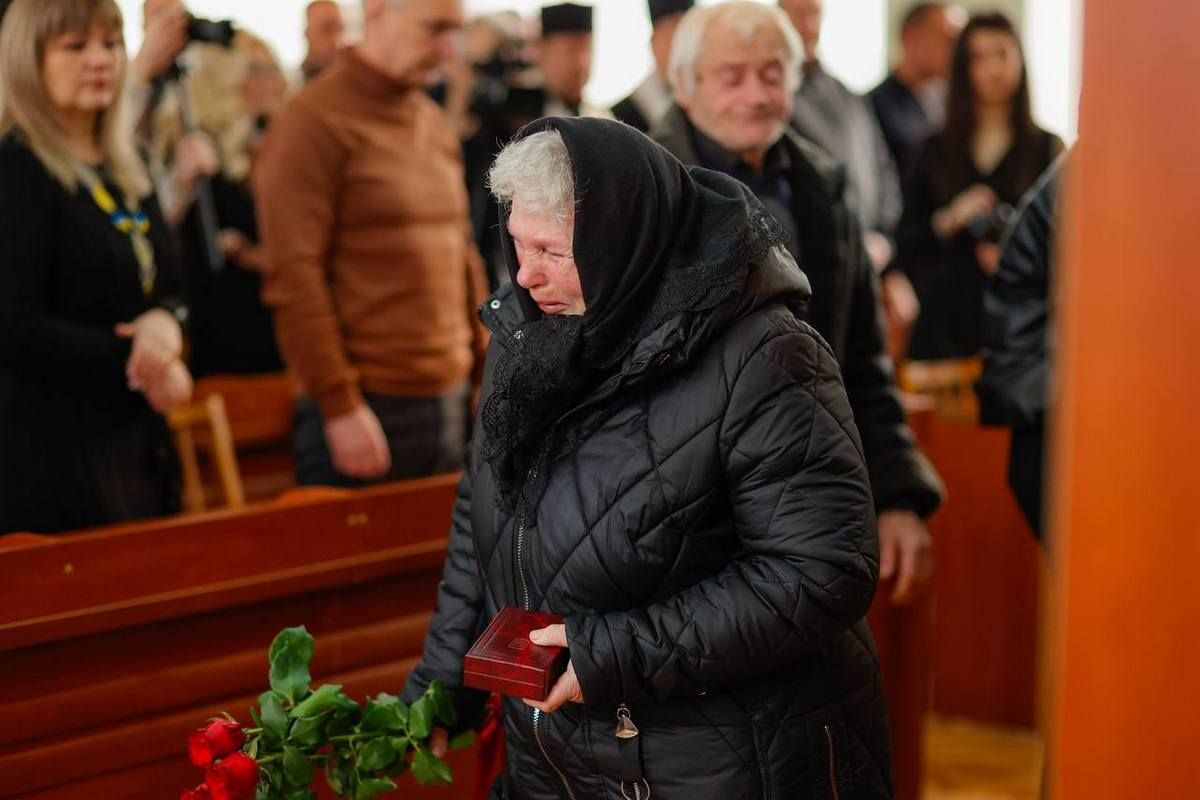 Рідним полеглих захисників з Надвірнянщини вручили державні та обласні нагороди 1