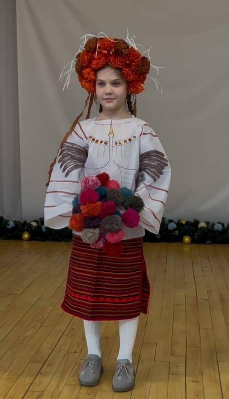 У Печеніжинській громаді учні виготовили неймовірні наряди з паперу. ФОТО 4