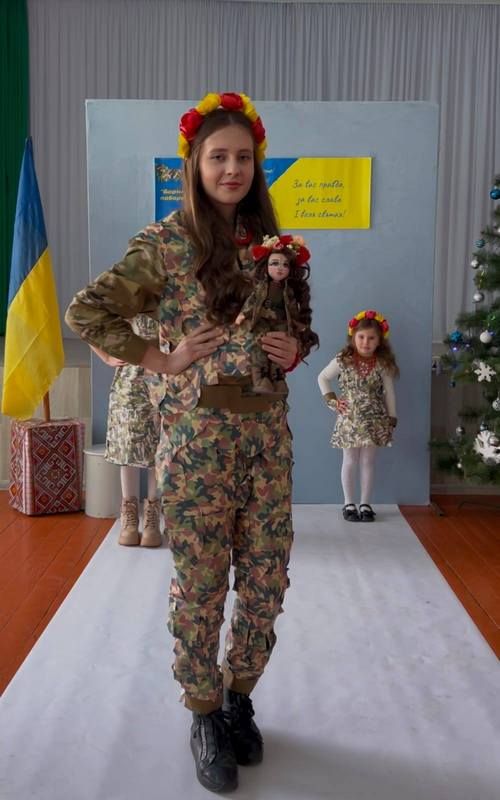 У Печеніжинській громаді учні виготовили неймовірні наряди з паперу. ФОТО 6