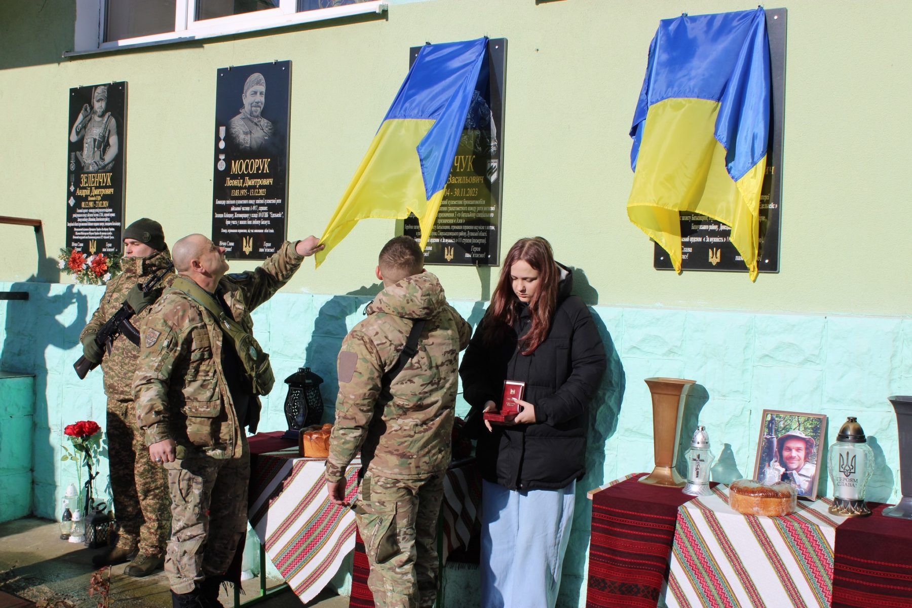 На Верховинщині відкрили пам'ятні дошки двом загиблим Героям Миколі Семчуку та Володимиру Семотюку 1