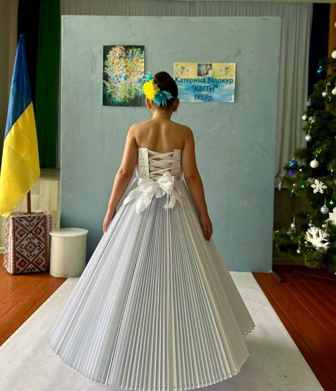 У Печеніжинській громаді учні виготовили неймовірні наряди з паперу. ФОТО 3