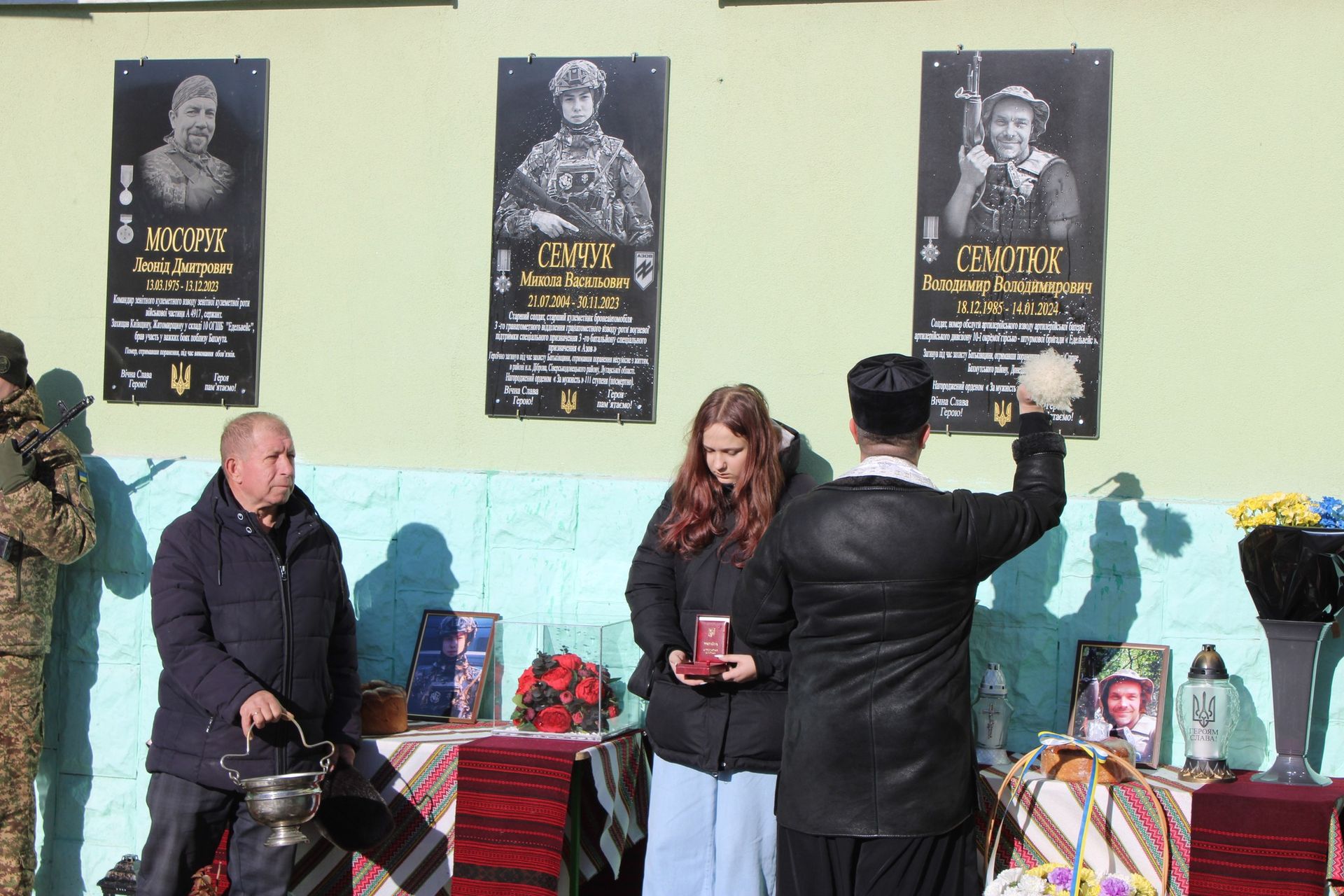 На Верховинщині відкрили пам'ятні дошки двом загиблим Героям Миколі Семчуку та Володимиру Семотюку 3