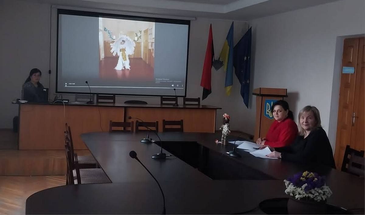 У Печеніжинській громаді учні виготовили неймовірні наряди з паперу. ФОТО 7