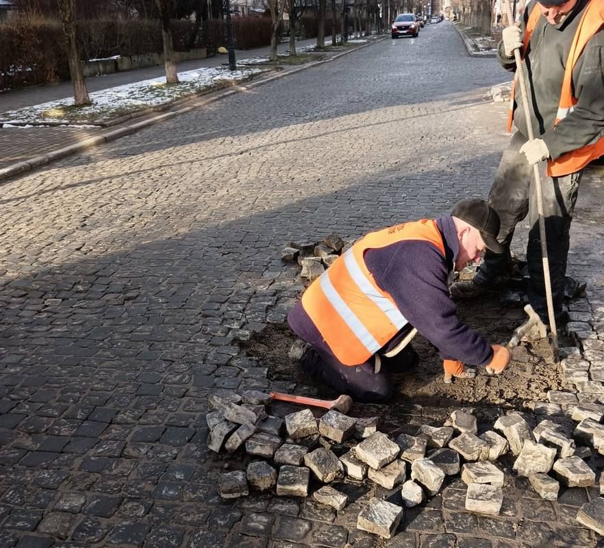 Знову й знову: комунальники вкотре перекладали бруківку на бульварі Лесі Українки 3