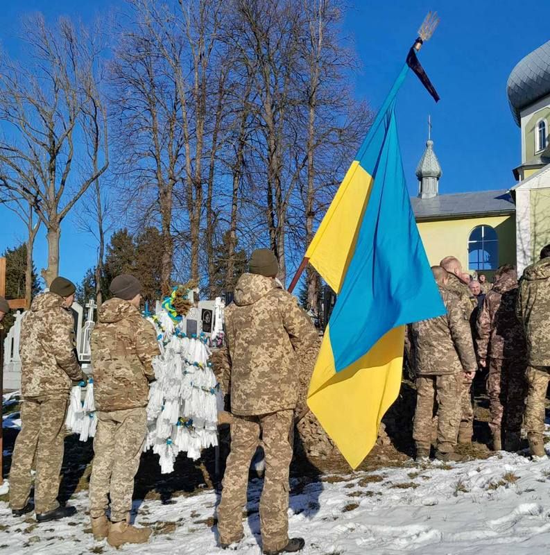 Назавжди 30: у Коршівській громаді на вічний спочинок провели воїна Романа Плещука 3