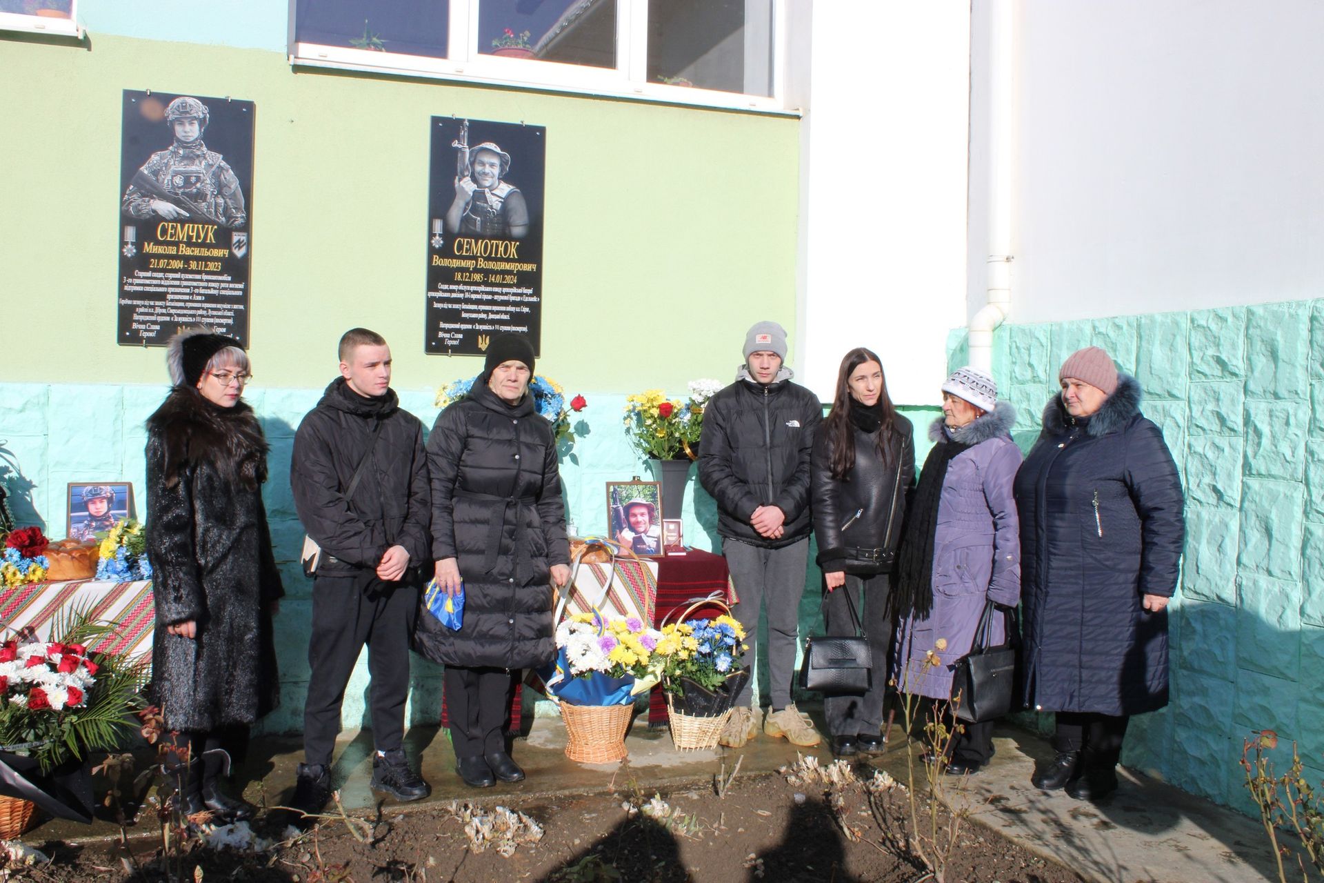 На Верховинщині відкрили пам'ятні дошки двом загиблим Героям Миколі Семчуку та Володимиру Семотюку 4