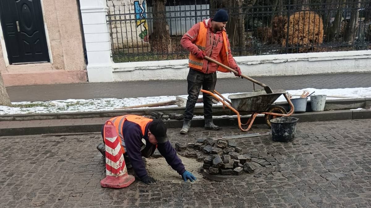 Знову й знову: комунальники вкотре перекладали бруківку на бульварі Лесі Українки 1