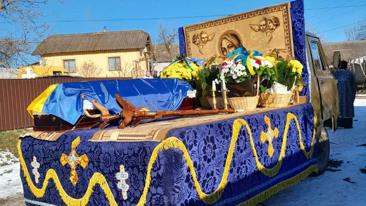 Назавжди 30: у Коршівській громаді на вічний спочинок провели воїна Романа Плещука 4