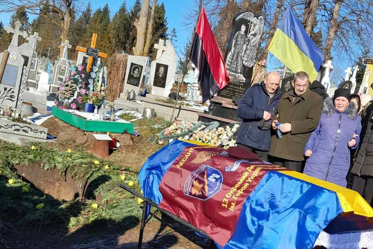 Назавжди 30: у Коршівській громаді на вічний спочинок провели воїна Романа Плещука 5