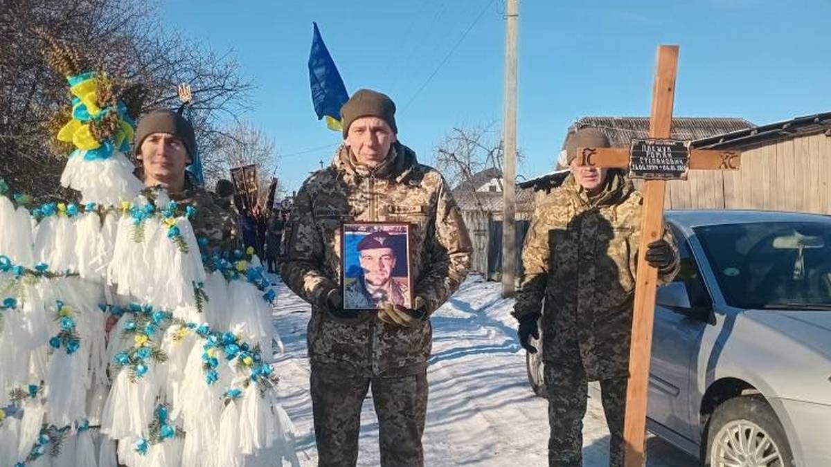 Назавжди 30: у Коршівській громаді на вічний спочинок провели воїна Романа Плещука 2