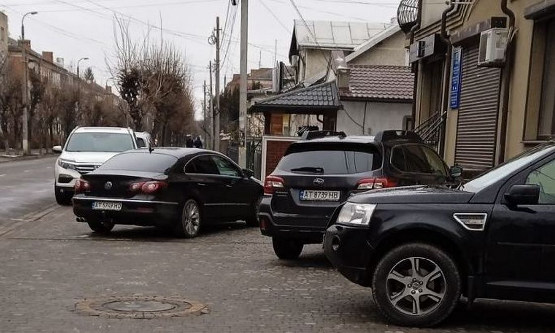 Із візком - на проїжджу: тротуар на вул. Бандери перетворили на автопаркінг 3