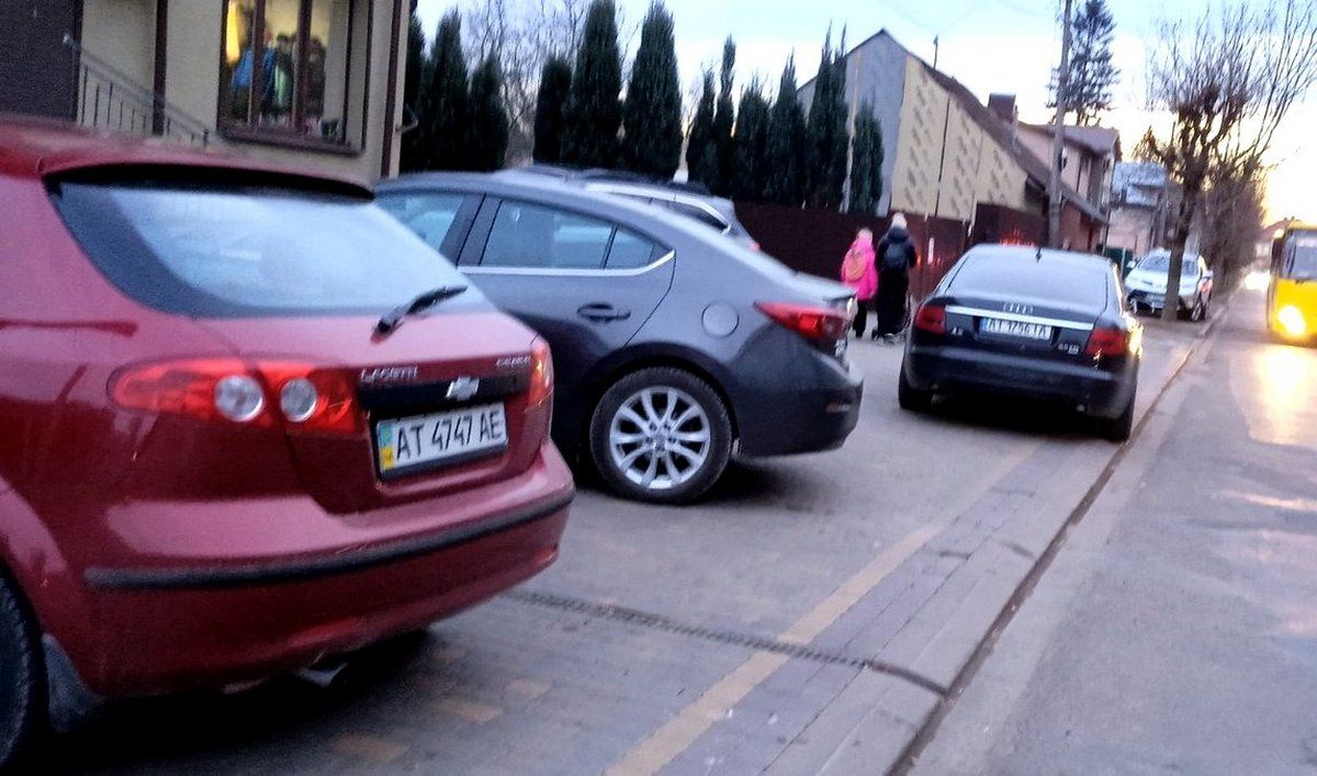 Із візком - на проїжджу: тротуар на вул. Бандери перетворили на автопаркінг 1