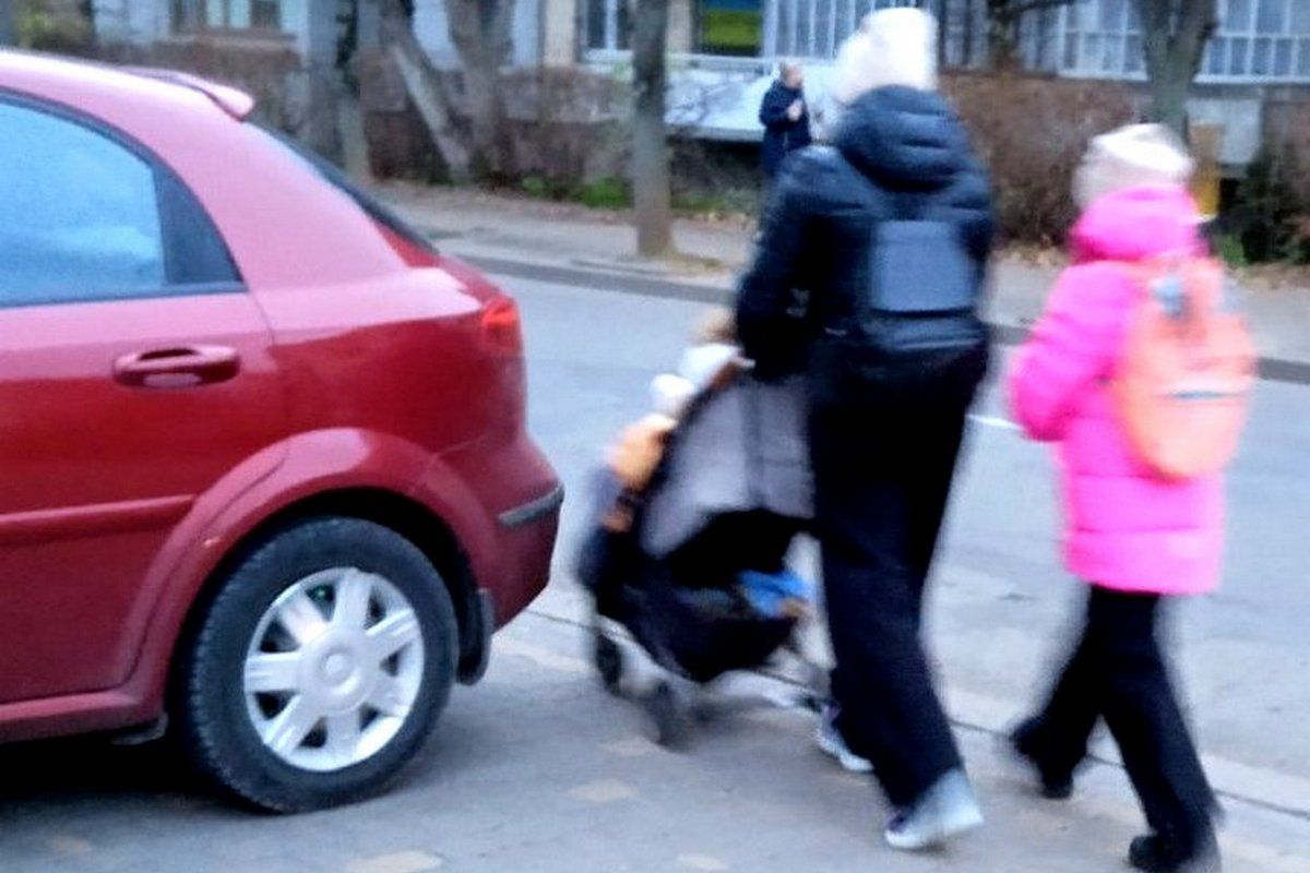 Із візком - на проїжджу: тротуар на вул. Бандери перетворили на автопаркінг 2