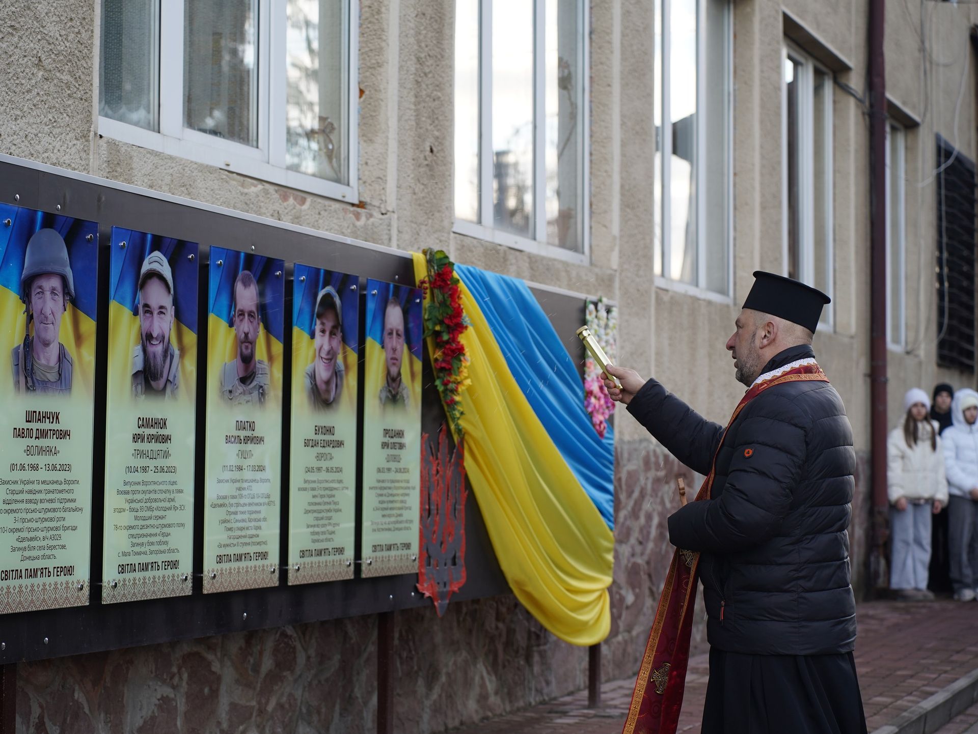 У Ворохті відкрили меморіальні таблиці полеглим Героям 5