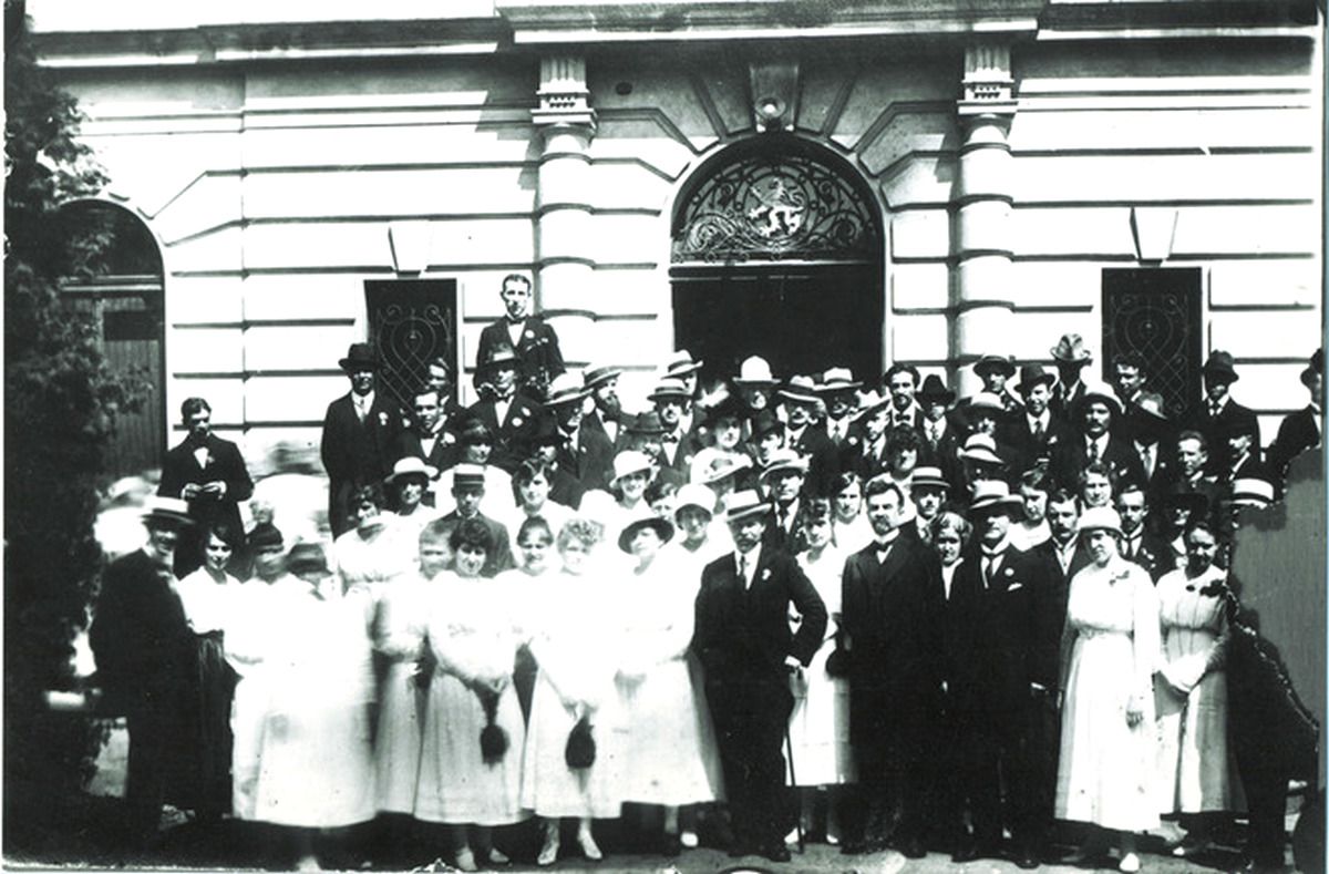 На світлині - співаки Української Республіканської Капели під орудою О. Кошиця у Празі, 1919 рік