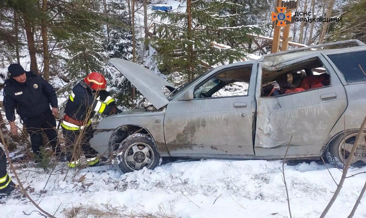 З перекинутого автомобіля на Прикарпатті рятували чоловіка 2