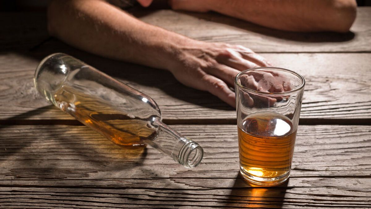 Прикарпатець ледь не помер через неякісний алкоголь