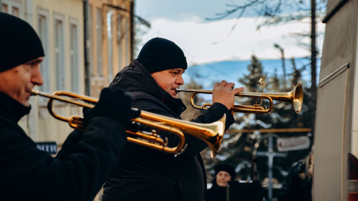 У Коломиї прощалися із загиблим воїном Петром Сенюком 7