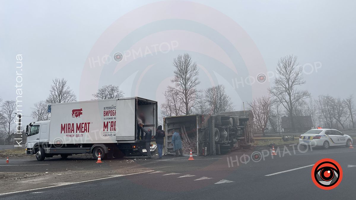 Під Коломиєю перекинулась вантажівка з тушами. ФОТО 1