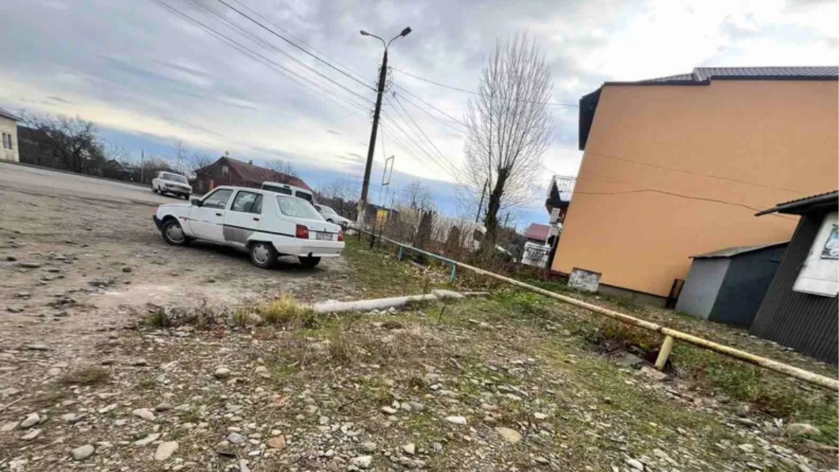 В центрі Отинії влада продає землю з молотка 1