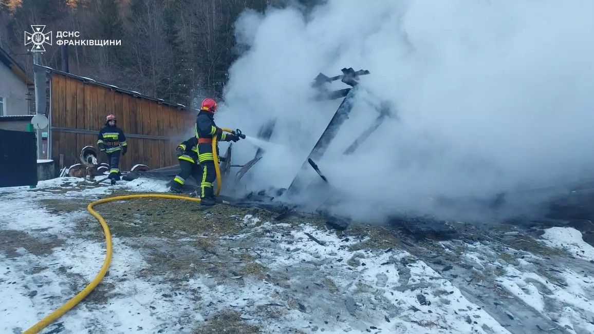 На Косівщині палав будинок, а на Верховинщині - гараж та цех з деревом 1