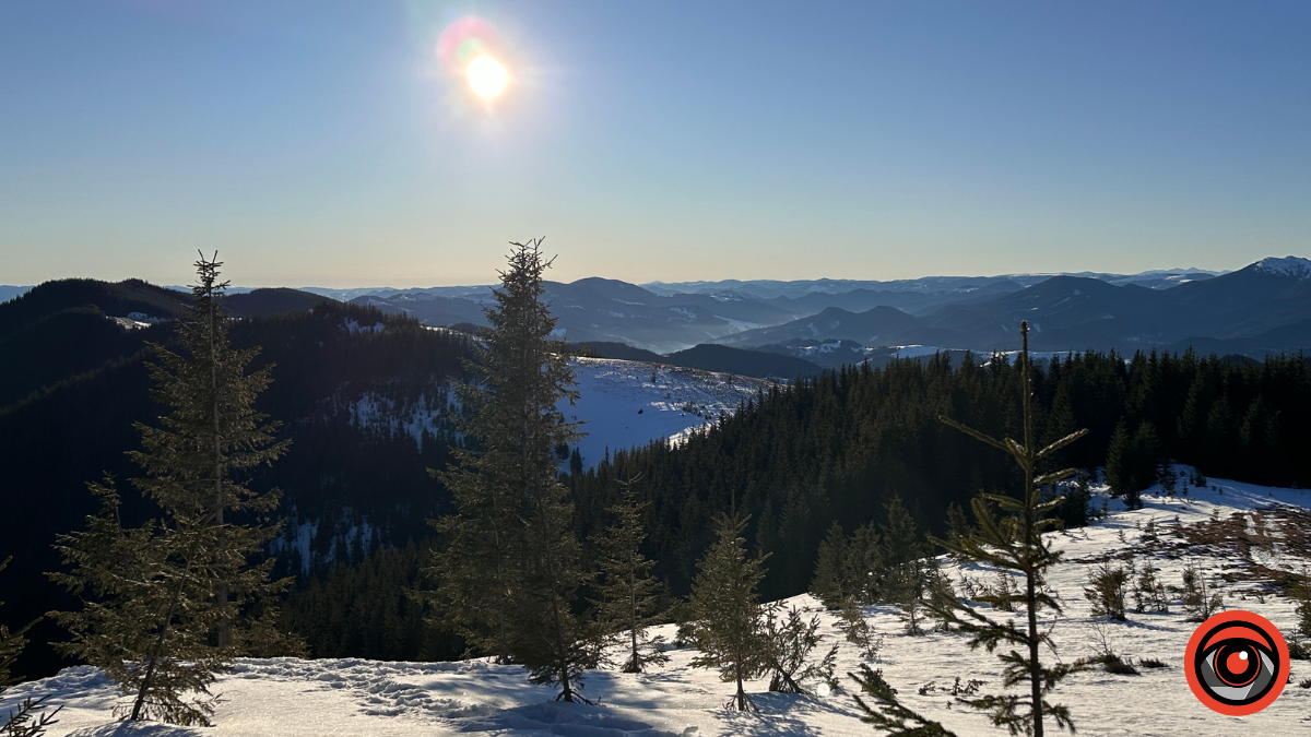 Сонячні промені на схилах зимових вершин: фоторепортаж з Карпат 17