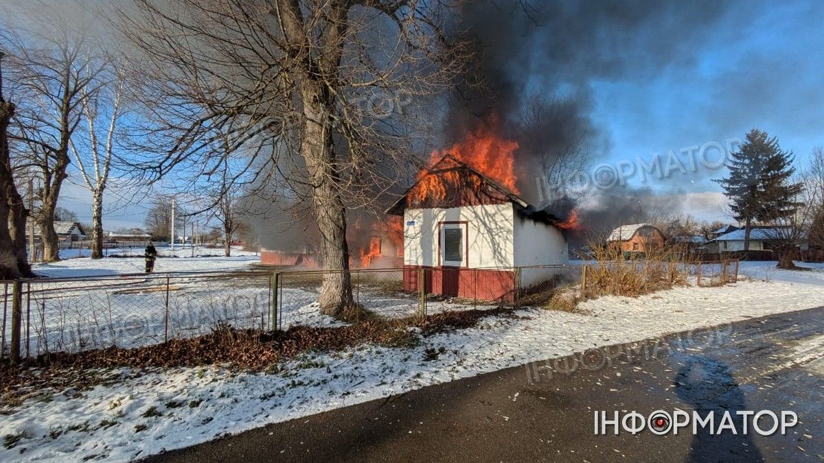 На Коломийщині горить клуб 4