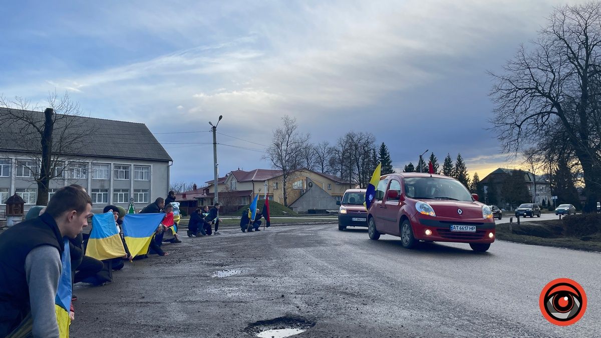 У Пʼядицькій громаді зустріли скорботний кортеж воїна Олега Дениса 2