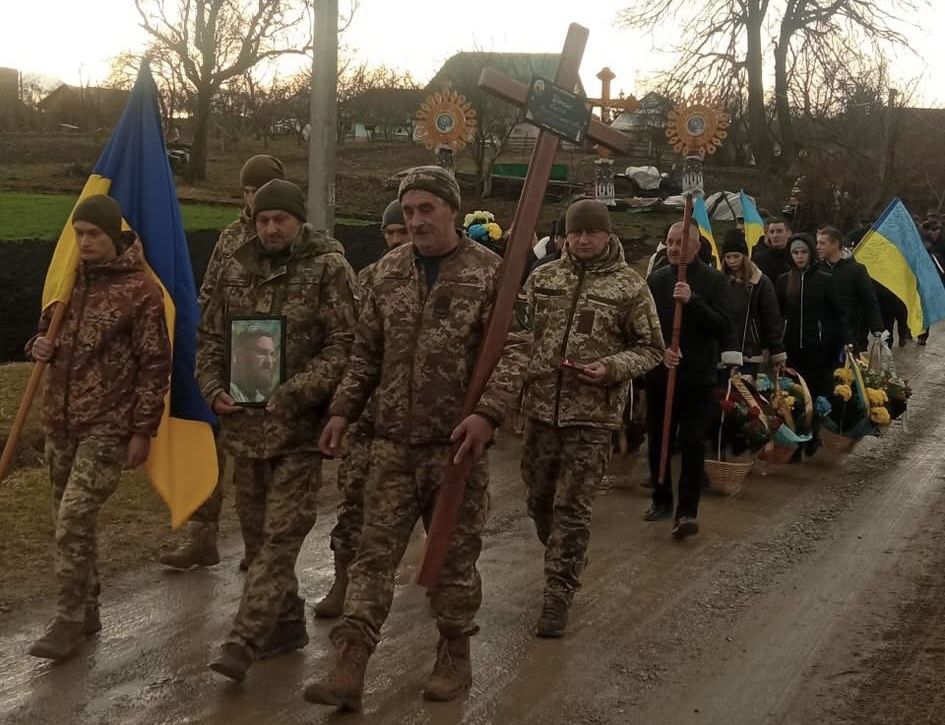 У Великій Кам'янці в останню путь провели Героя Олега Дениса 3