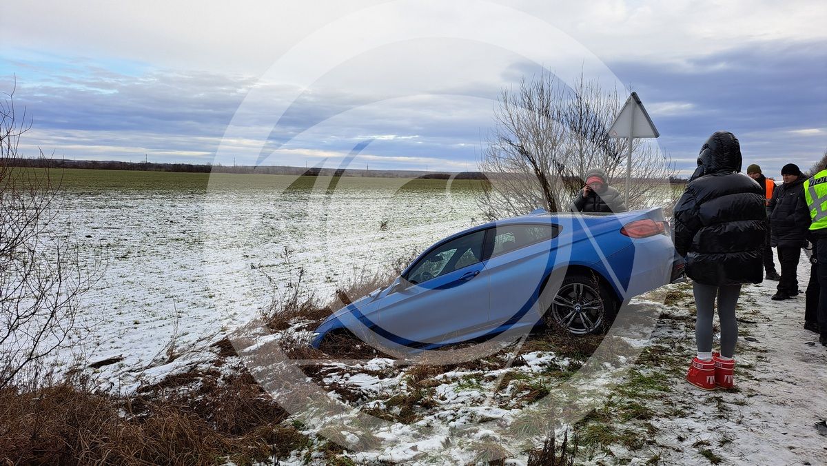 На обʼїзній Коломиї - ДТП: опинилось у кюветі BMW 3