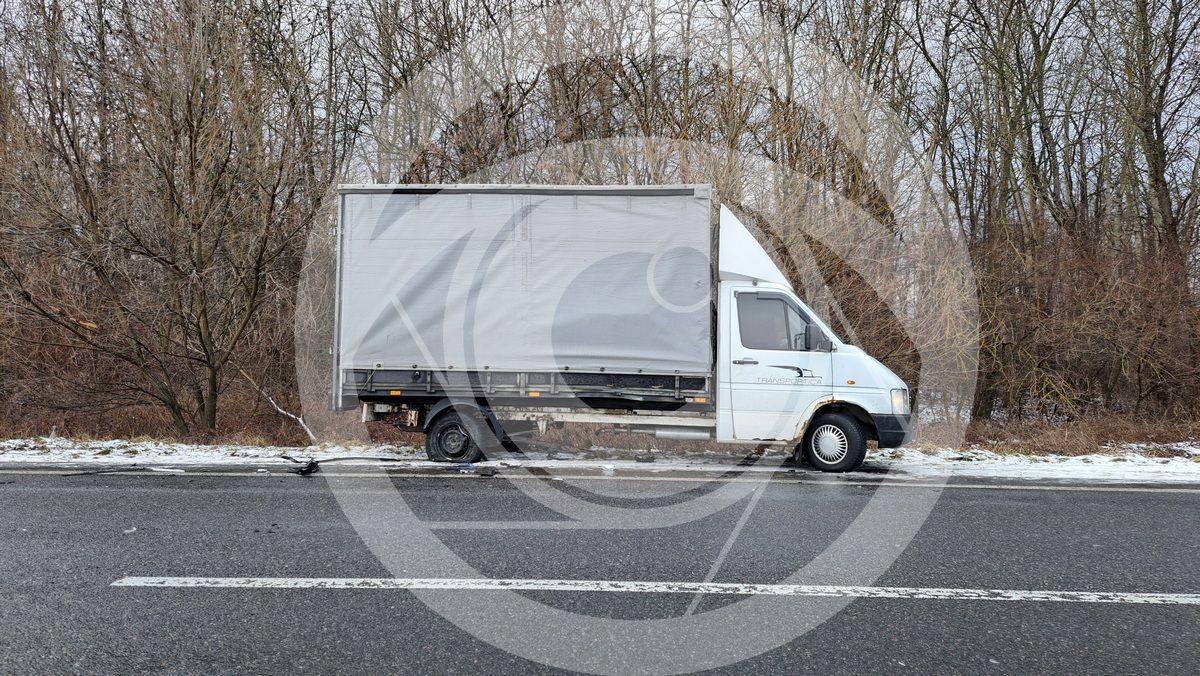 На обʼїзній Коломиї - ДТП: опинилось у кюветі BMW 1