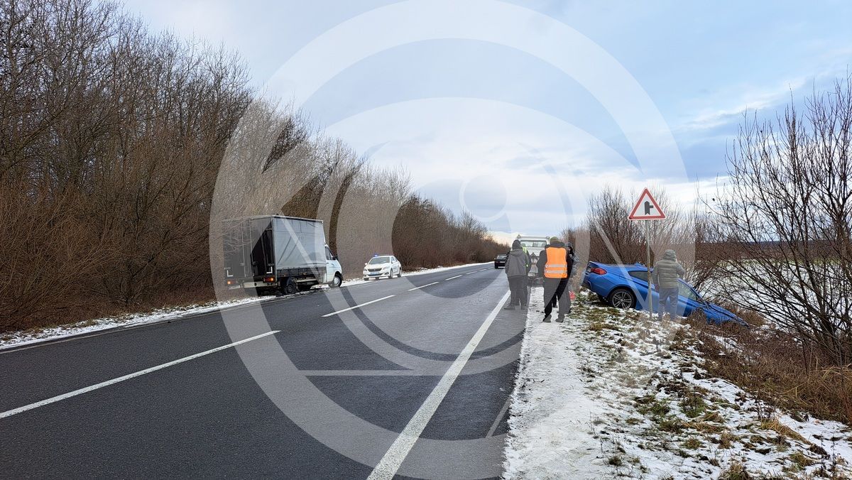 На обʼїзній Коломиї - ДТП: опинилось у кюветі BMW