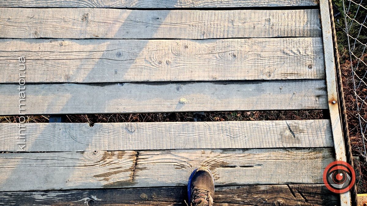 Акція непокори? Невідомі зламали заборонний знак на Стрітенському мосту 2