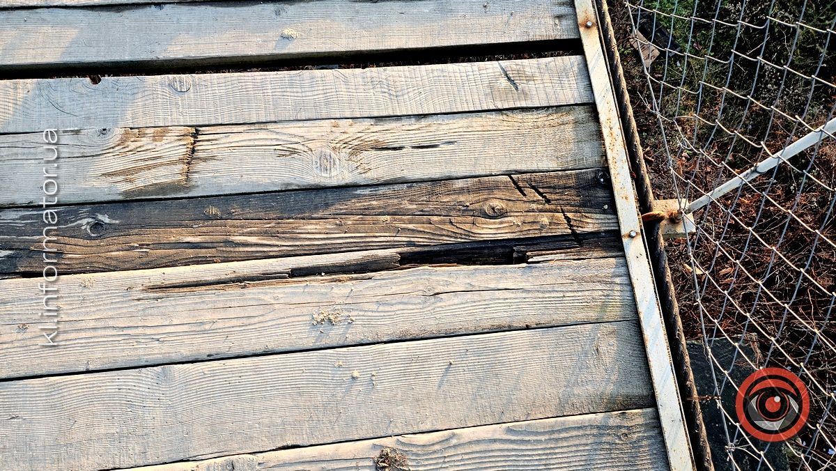 Акція непокори? Невідомі зламали заборонний знак на Стрітенському мосту 3