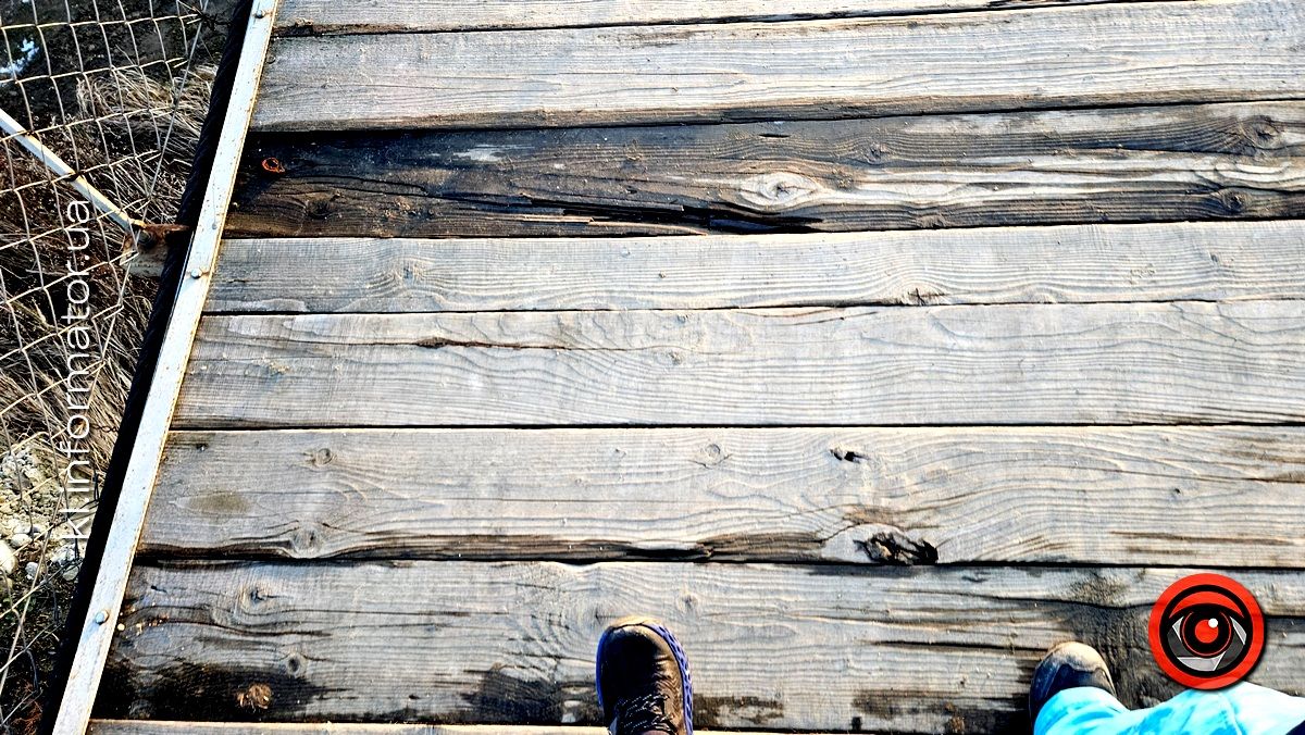 Акція непокори? Невідомі зламали заборонний знак на Стрітенському мосту 1