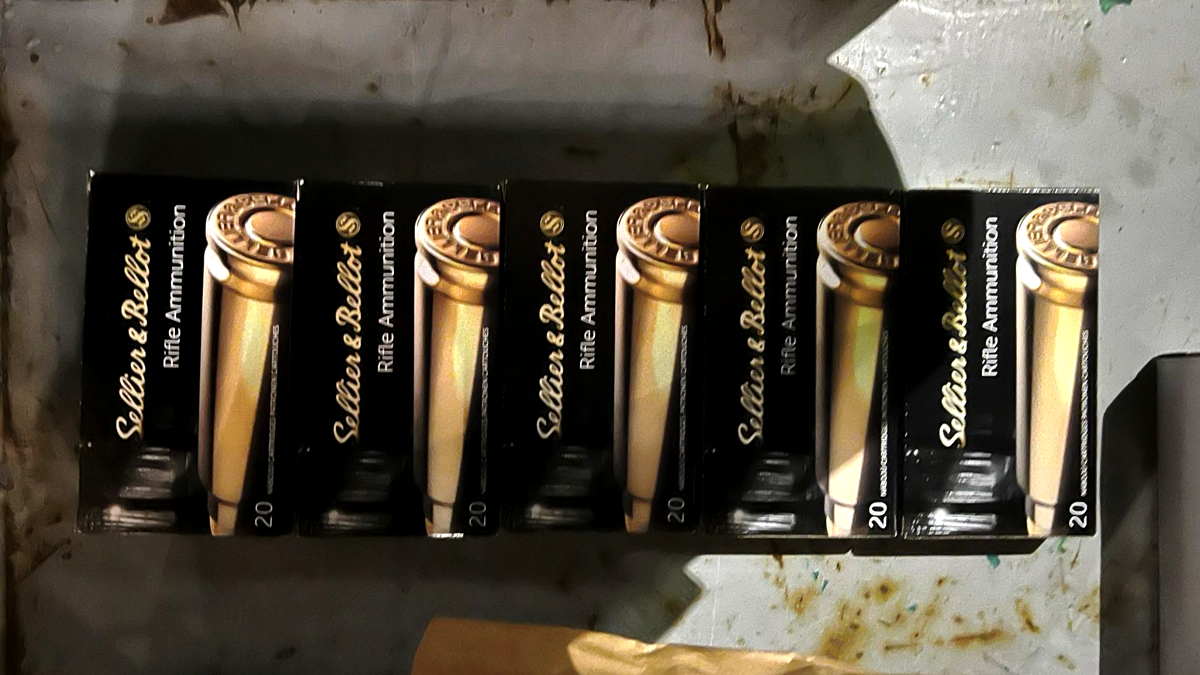 Іноземець намагався ввезти в Україну холодну зброю та набої 2