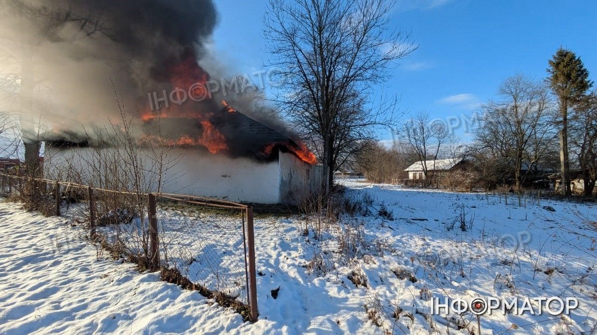 На Коломийщині горить клуб 5